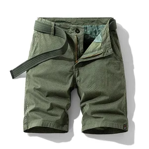 Pantaloncini cargo da uomo verde militare a scacchi con cintura su fondo bianco.