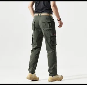 Achteraanzicht van de slim fit olijfgroene cargobroek voor heren met diverse zakdetails