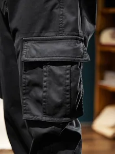 Pantalon cargo rétro noir pour homme avec vue détaillée de la poche plaquée latérale.