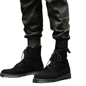 Pantalon cargo camouflage élégant pour hommes avec revers élastiques et bottes noires