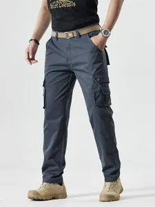 Slim fit heren cargobroek met meerdere zakken in donkergrijs voor casual gebruik.