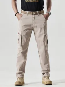 Slim fit heren cargobroek in khaki met meerdere zakken, ideaal voor een casual outdoorstijl