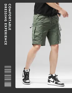 Short cargo pour homme vert olive avec design multi-poches présenté sur un mannequin.