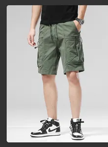 Short cargo stylé pour homme vert armée avec poches zippées et taille élastique à cordon