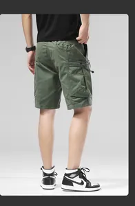 Vue arrière d'un short cargo vert pour homme avec de nombreuses poches et taille élastique