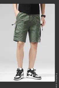 Vue détaillée du short cargo pour homme en vert olive avec poches et cordon de serrage