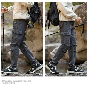 Vue détaillée du pantalon cargo gris pour homme pour la randonnée et les activités de plein air.
