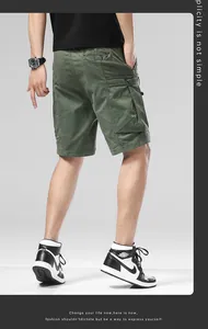 Vue arrière détaillée du short cargo pour homme vert armée avec poches multiples fonctionnelles