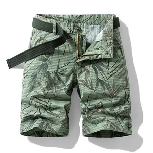 Pantaloncini cargo estivi da uomo con motivo a foglie tropicali e cintura coordinata