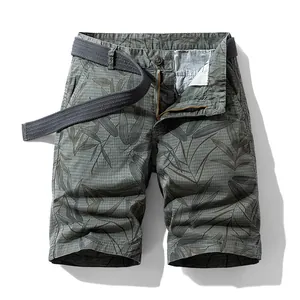 Pantaloncini cargo da uomo alla moda con motivo a foglie tropicali e cintura intrecciata