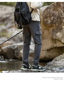 Vue arrière professionnelle d'un pantalon cargo gris homme dans un décor de rivière.