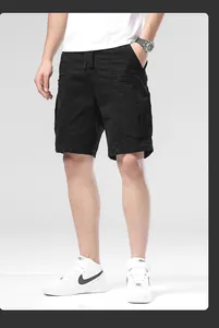 Détail du short cargo noir pour homme avec poches multiples et taille à cordon de serrage