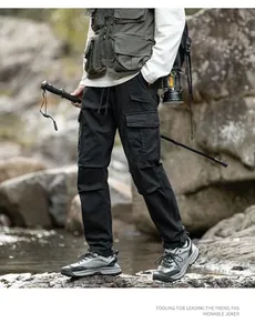 Gros plan d'un pantalon cargo tactique noir pour la randonnée en plein air dans la nature