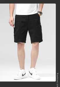 Vue détaillée d'un short cargo noir pour homme avec plusieurs poches fonctionnelles