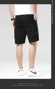 Vue arrière détaillée de short cargo noir pour homme avec un design fonctionnel à poches
