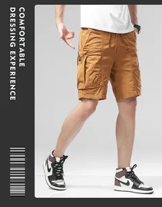 Short cargo pour homme couleur moutarde avec poches à cordon et coupe confortable.