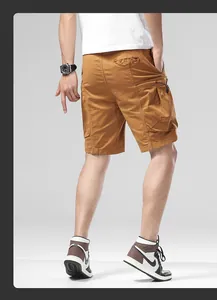 Vue arrière du short cargo marron pour homme avec multi-poches et taille élastique