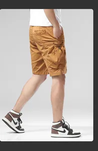 Gros plan de shorts cargo marron pour hommes avec une grande poche latérale et cordon