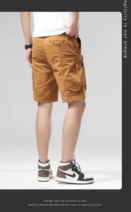 Vue arrière d'un short cargo kaki pour homme avec plusieurs poches et détail de cordon.