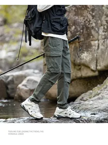 Pantalon cargo d'extérieur fonctionnel pour hommes en vert armée pour la randonnée.