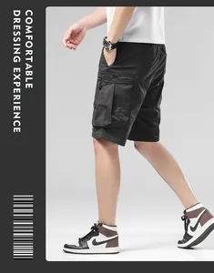 Vue détaillée du short cargo noir pour homme avec plusieurs poches et style urbain