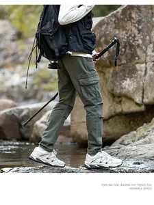 Modèle en extérieur portant un pantalon cargo fonctionnel vert olive à poches multiples