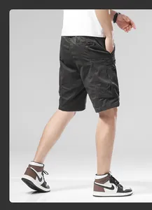 Vue détaillée du short cargo gris foncé pour homme avec poches zippées et multipoches