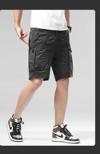 Gros plan sur un short cargo noir pour homme avec poches multiples et cordon de serrage