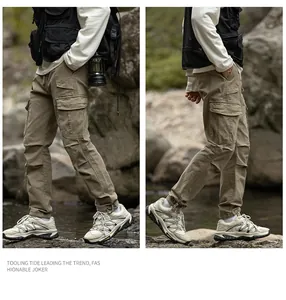 Vue détaillée du pantalon cargo d'extérieur kaki avec poignets de style techwear fonctionnel