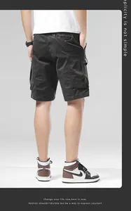 Vue arrière détaillée d'un short cargo gris foncé pour homme avec plusieurs poches.