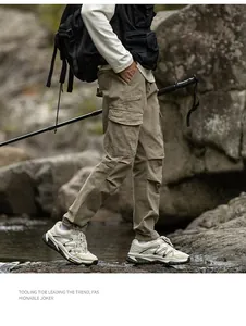 Vue détaillée de profil d'un pantalon cargo kaki pour hommes en montagne en plein air