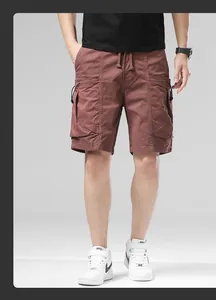 Vue de face d'un short cargo brique pour homme avec poches et cordon de serrage