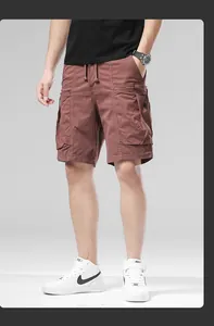 Vue détaillée du short cargo pour homme en terre cuite avec de multiples poches