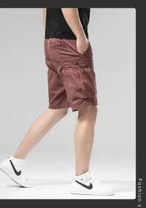 Vue détaillée de côté du short cargo extensible brun-rouge pour homme avec poches