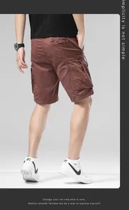 Vue arrière détaillée d'un short cargo marron pour homme avec poches latérales