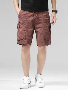 Short cargo élastique pour homme avec plusieurs poches en rouge brique, style décontracté d'été