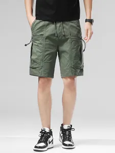 Short cargo homme vert militaire avec multiples poches et taille élastique à cordon.
