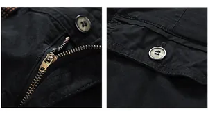 Gros plan d'un short cargo noir avec fermeture éclair en métal et poche boutonnée.