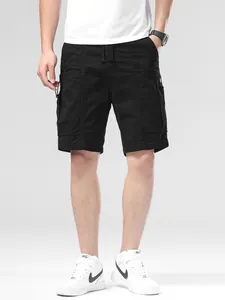 Short cargo noir classique pour homme avec plusieurs poches et une taille à cordon élastique