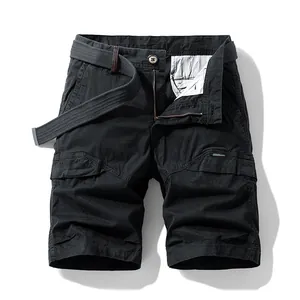 Short cargo noir vintage pour homme avec plusieurs poches pratiques et une ceinture assortie.