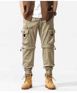 Vooraanzicht van vintage cargo broek voor heren met meerdere zakken en elastische boorden