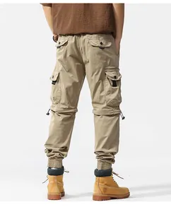 Achteraanzicht van de khaki vintage cargo broek voor heren met zakken en jogger boorden