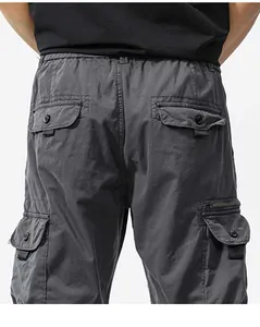Gedetailleerd achteraanzicht van donkergrijze vintage cargo broek voor heren met meerdere zakken.