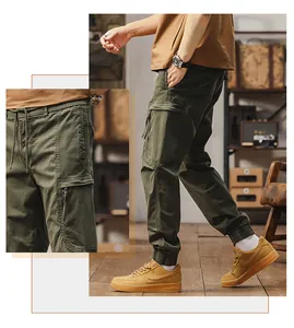 Λεπτομέρεια από λαδί παντελόνι cargo jogger με τσέπες και ελαστικά μπατζάκια