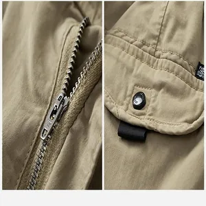 Vue détaillée d'un pantalon cargo kaki avec fermeture éclair et poche boutonnée