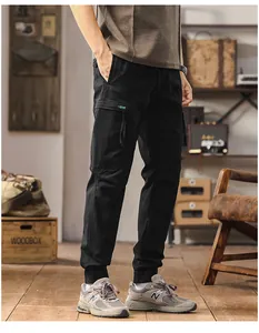 Ανδρικό ρετρό μαύρο παντελόνι cargo jogger με πολλές τσέπες για λειτουργικό στυλ δρόμου