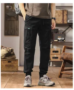 Λεπτομέρεια vintage μαύρου παντελονιού cargo jogger με πολλές τσέπες για άνδρες σε μοντέλο
