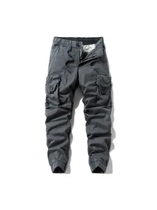 Pantaloni cargo grigio scuro da uomo con tasche multiple e polsini elastici, stile casual