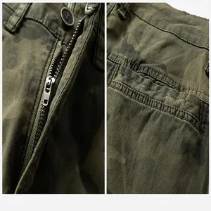 Primer plano de la cremallera y los detalles del bolsillo en pantalones cargo camuflados