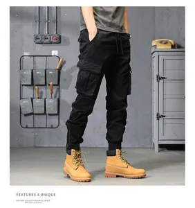 Schwarze Herren Cargo-Jogginghose mit vielen Taschen im urbanen Streetwear-Stil